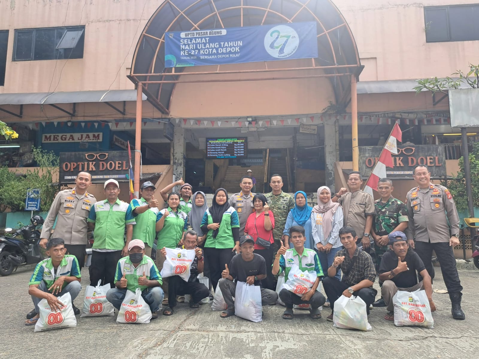 Jaga Depok On The Spot: Kapolres dan Dandim Turun Langsung di Pasar Agung, Serap Aspirasi Warga serta Salurkan Bantuan Sosial