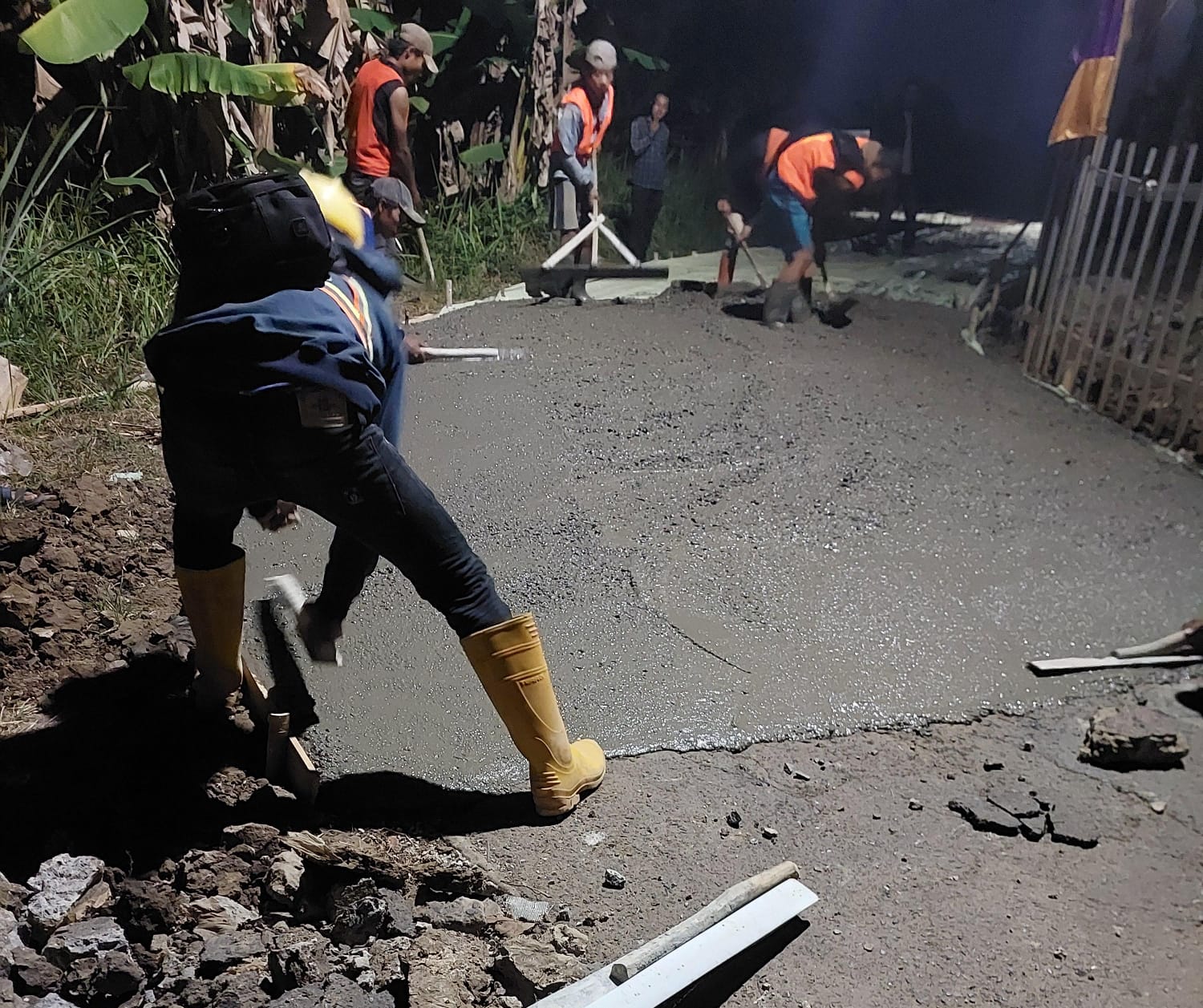 Tanpa Penanggung Jawab di Lokasi, Mutu Pengecoran Jalan Tapos Dipertanyakan