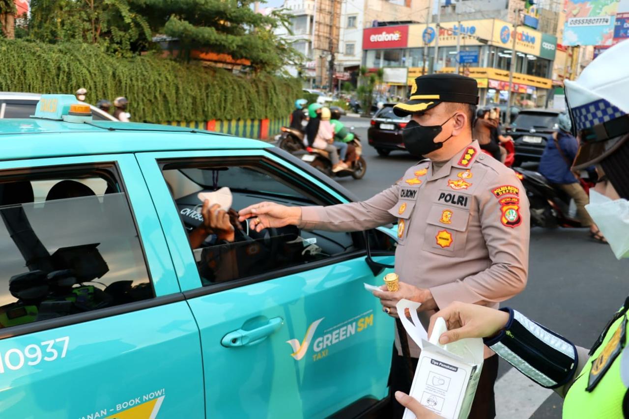 Jaga Kesehatan Warga, Kapolres Depok Imbau Gunakan Masker di Tengah Paparan Abu Vulkanik