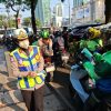 Ditlantas Polda Metro Jaya Bagikan 30.000 Masker, Sasar Pengemudi Ojol dan Wajib Pajak di Tengah Abu Vulkanik
