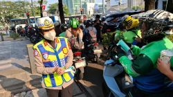 Ditlantas Polda Metro Jaya Bagikan 30.000 Masker, Sasar Pengemudi Ojol dan Wajib Pajak di Tengah Abu Vulkanik