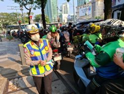 Ditlantas Polda Metro Jaya Bagikan 30.000 Masker, Sasar Pengemudi Ojol dan Wajib Pajak di Tengah Abu Vulkanik