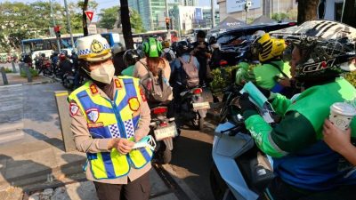 Ditlantas Polda Metro Jaya Bagikan 30.000 Masker, Sasar Pengemudi Ojol dan Wajib Pajak di Tengah Abu Vulkanik