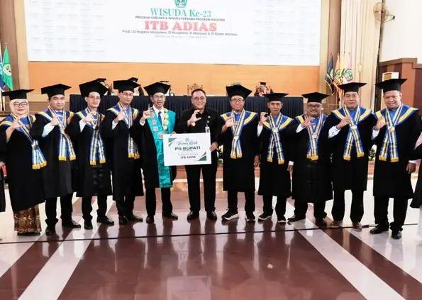 Plt Bupati Nurkholes: Lulusan Tak Hanya Cari Kerja, Tapi Ciptakan Lapangan Kerja
