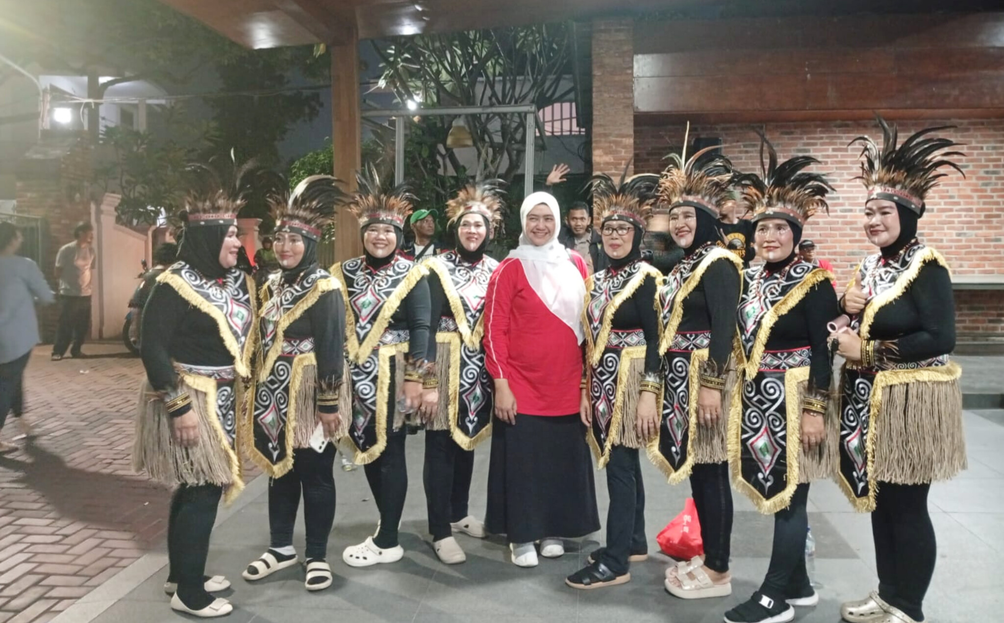 Hadiri Malam Puncak HUT ke-81 RI, Sekcam Sukmajaya Nelda Purnadia Wardhani Puji Kekompakan Warga RW 01 Mekarjaya