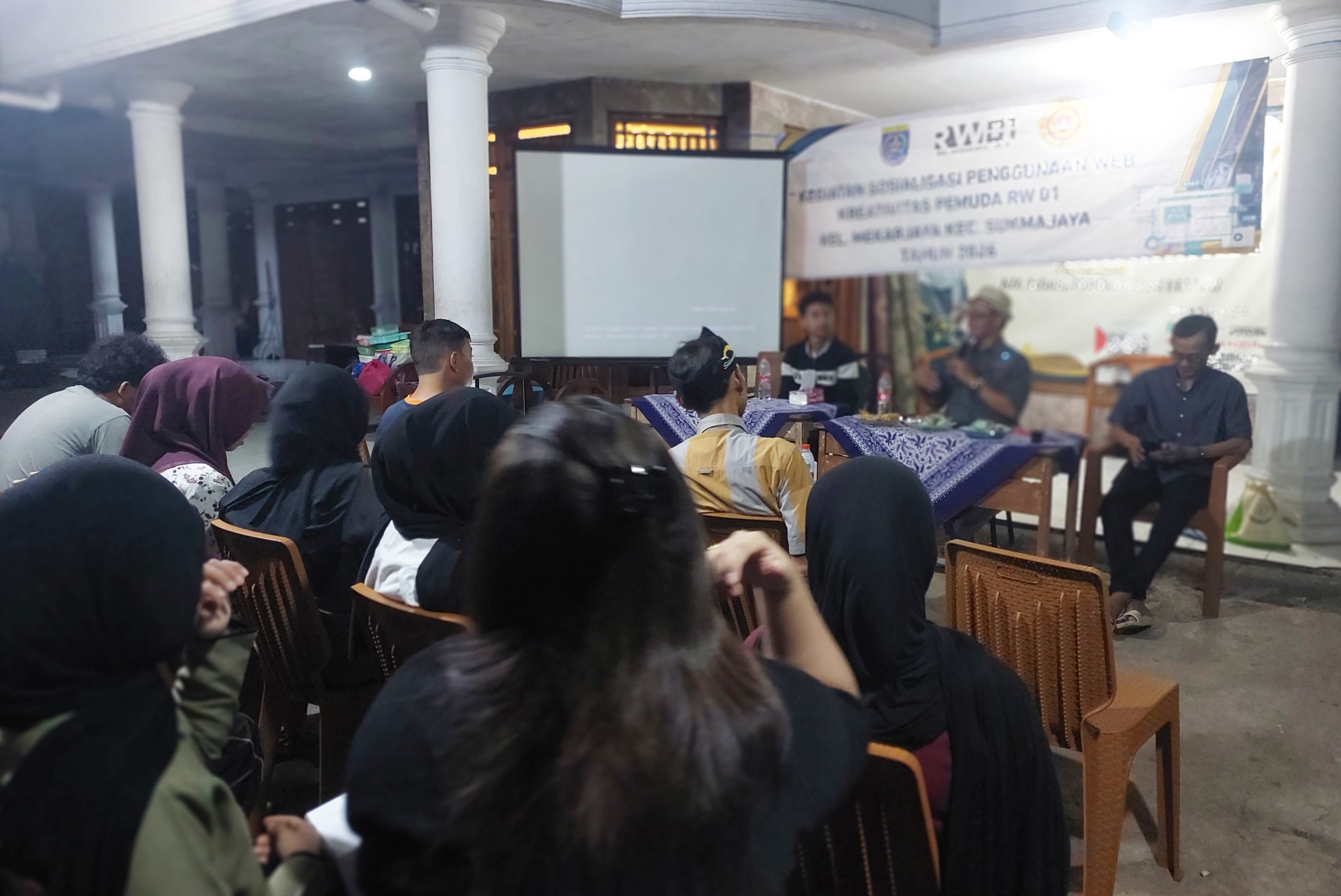 Dana Kelurahan Berbasis RW Tepat Sasaran, Karang Taruna RW 01 Mekarjaya Kuasai Pembuatan Website