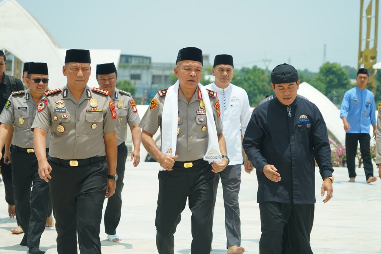 Kapolda Jabar Irjen Pol Hengki Pimpin Safari Shalat Jumat di Masjid Raya Al-Jabbar