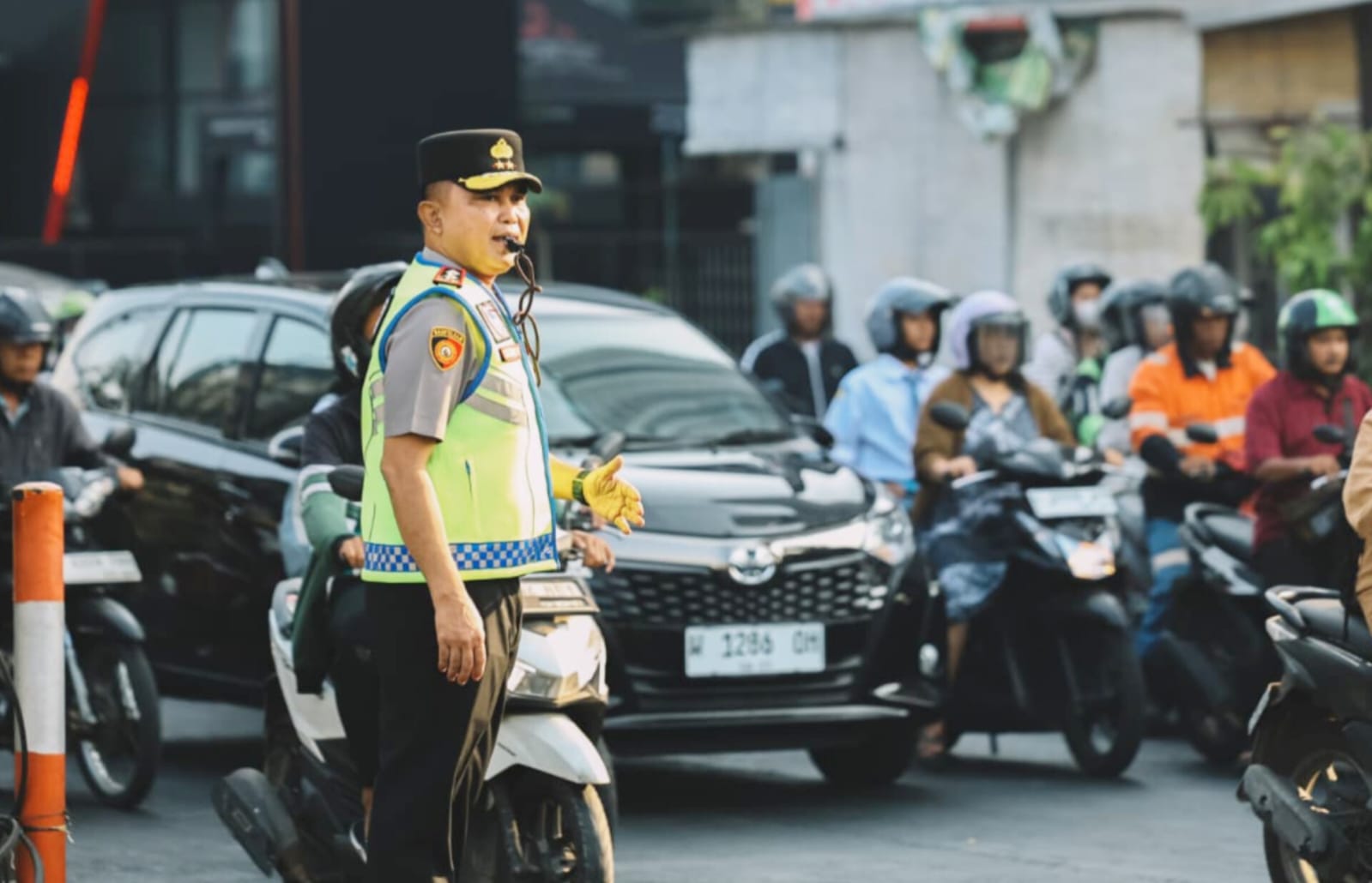 Commander Wish Dijalankan, Kapolda Jatim dan Jajarannya Turun Langsung ke Titik Rawan Lalu Lintas Surabaya
