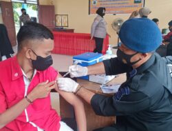 Brimob Polda Sulteng Gelar Vaksinasi di SMKN 4 Palu Brimob Polda Sulteng Gelar Vaksinasi di SMKN 4 Palu