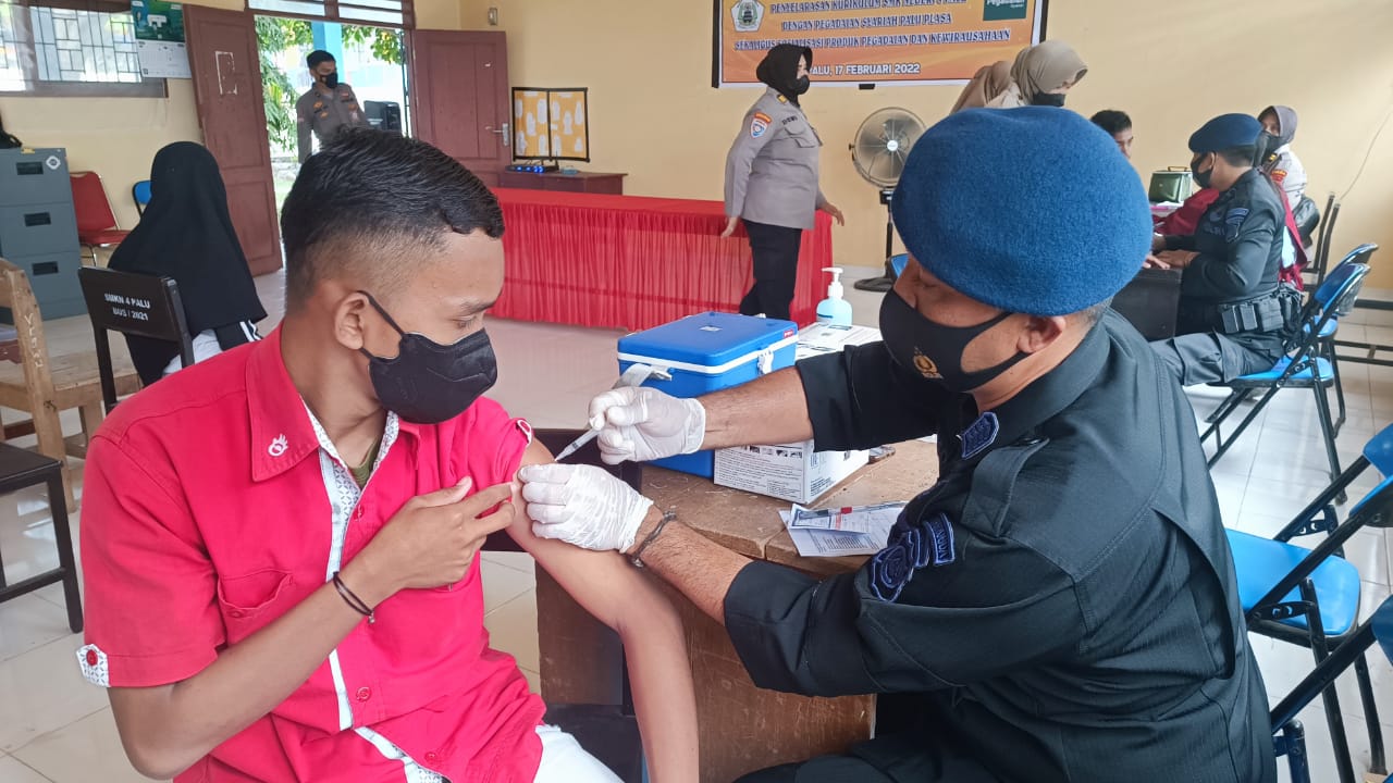 Brimob Polda Sulteng Gelar Vaksinasi di SMKN 4 Palu