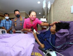 Penuhi Janji, Kapolri Jenguk Sinta Aulia Anak yang Sakit Tumor Kaki Penuhi Janji, Kapolri Jenguk Sinta Aulia Anak yang Sakit Tumor Kaki