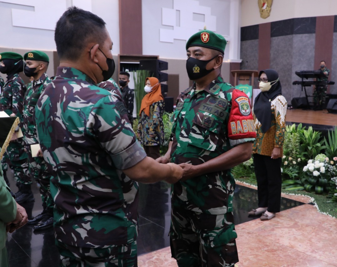 Dianggap Berprestasi, KASAD Berikan Penghargaan 5 Prajurit Kodam Jaya