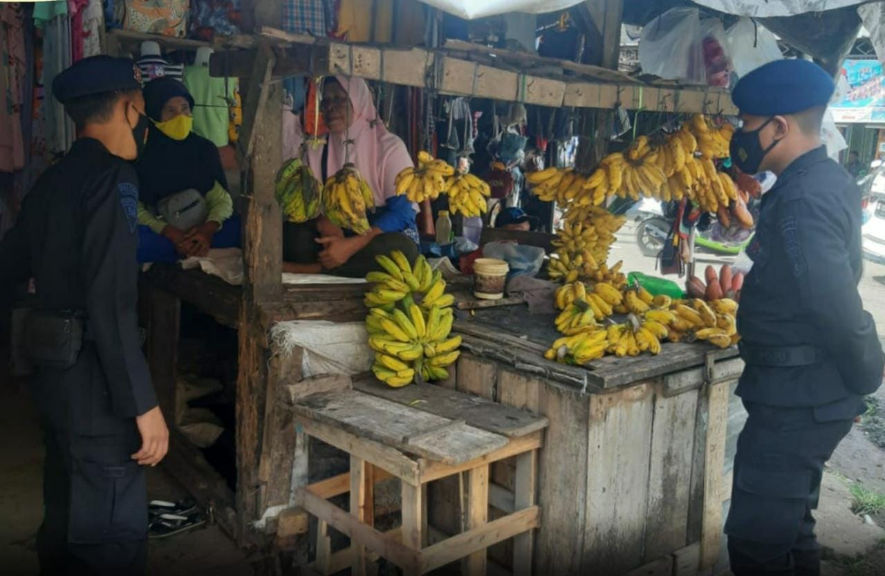 Tingkatkan Produktivitas Pangan dan Pencegahan Propaganda KKB, Brimob Polda Sumsel Sisir Pasar Tradisional