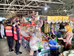 Ingatkan Pentingnya Prokes Kepada Masyarakat, Satbrimob Polda Sumsel Lakukan Blusukan Ke Pasar Tradisional Ingatkan Pentingnya Prokes Kepada Masyarakat, Satbrimob Polda Sumsel Lakukan Blusukan Ke Pasar Tradisional