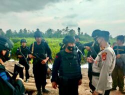 Eksekusi Lahan Di PT Mitra Aneka Rezeki, Brimob Polda Sumsel Lakukan Pengamanan Eksekusi Lahan Di PT Mitra Aneka Rezeki, Brimob Polda Sumsel Lakukan Pengamanan