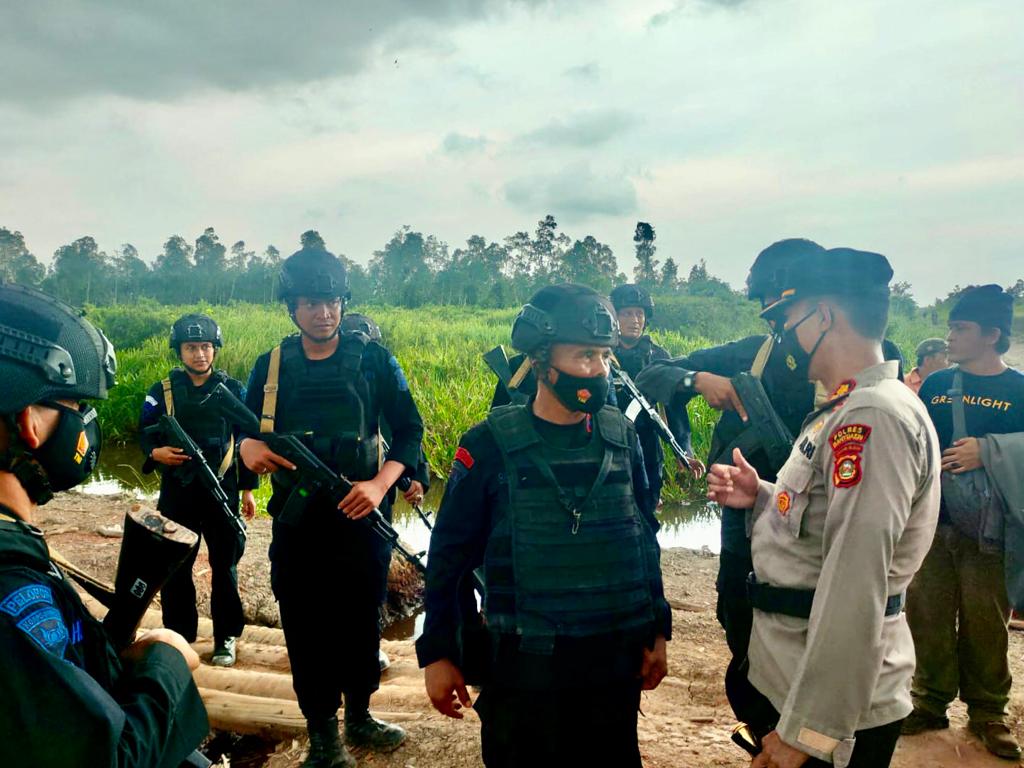 Eksekusi Lahan Di PT Mitra Aneka Rezeki, Brimob Polda Sumsel Lakukan Pengamanan