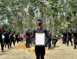 Sebagai Bentuk Empati, Dansat Brimob Polda Sumsel Takziah Kerumah Anggota Yang Meninggal Karena Sakit
