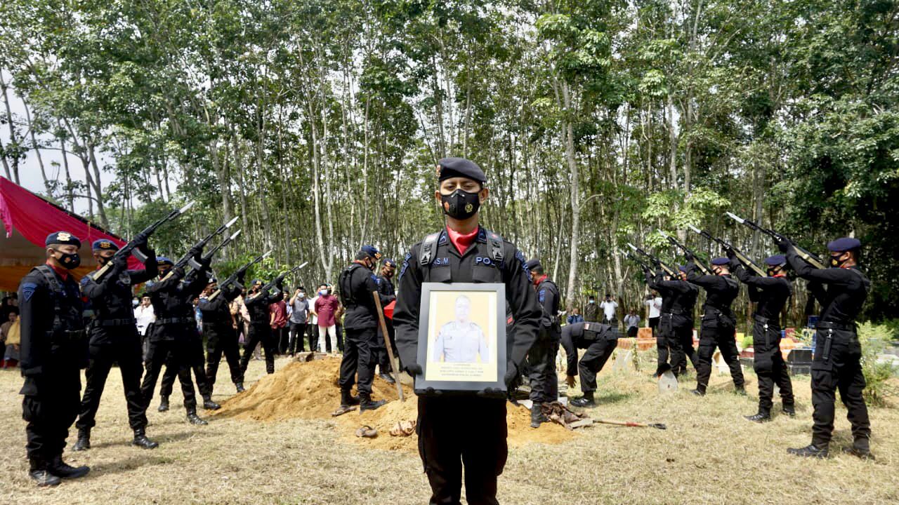 Sebagai Bentuk Empati, Dansat Brimob Polda Sumsel Takziah Kerumah Anggota Yang Meninggal Karena Sakit