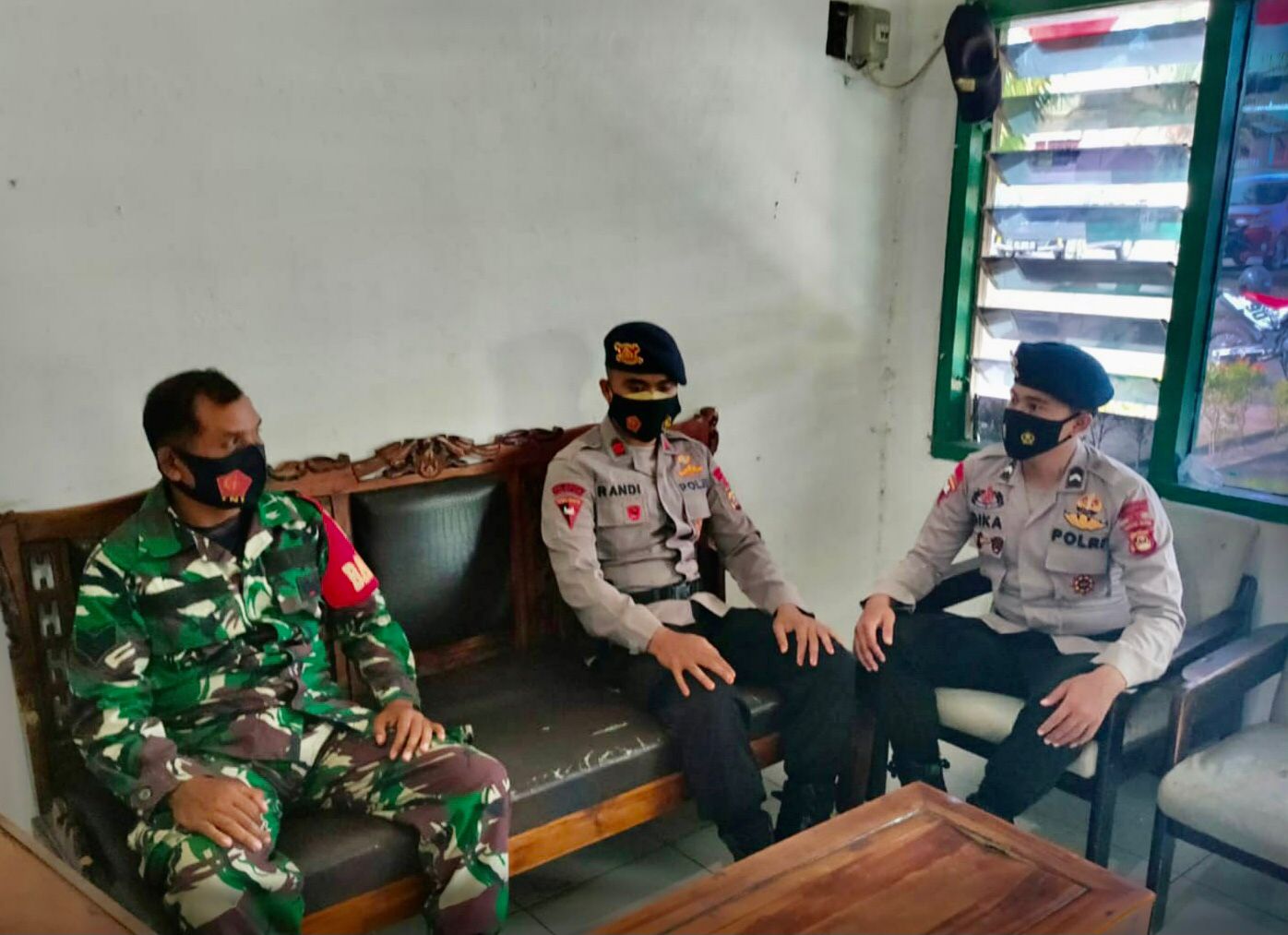 Personel Brimob Polda Sumsel Sambangi Mako Koramil 404-03, Wujud Sinergitas TNI – Polri Berkomitmen Jaga Kantibmas Di Kabupaten Pali