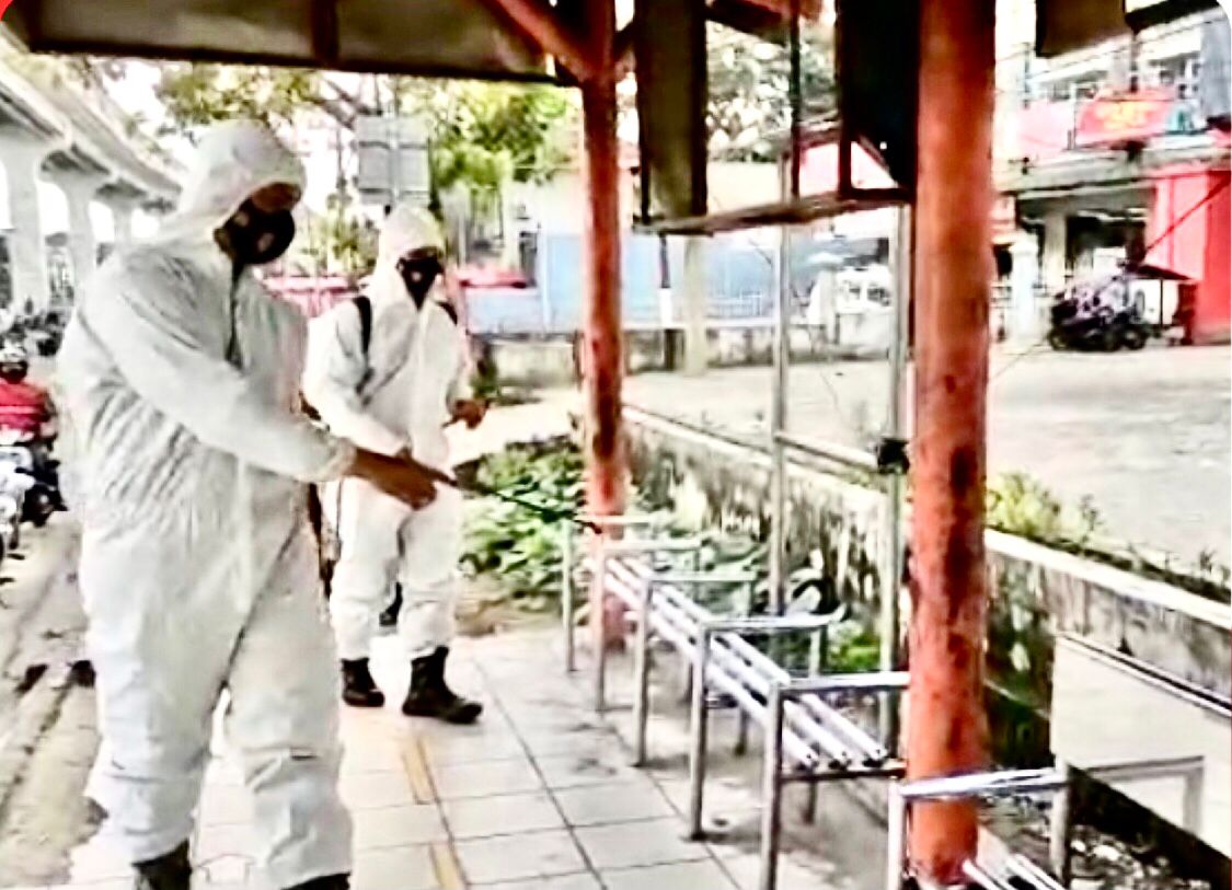 Upaya Cegah Penyebaran Virus Covid-19, Brimob Sumsel Lakukan Penyemprotan Desinfektan Terhadap Fasilitas Publik