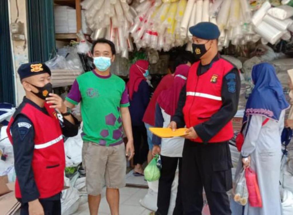 Brimob Sumsel Tetap Laksanakan Patroli Dan Sosialisasikan Prokes Kepada Masyarakat di Hari Pertama Puasa