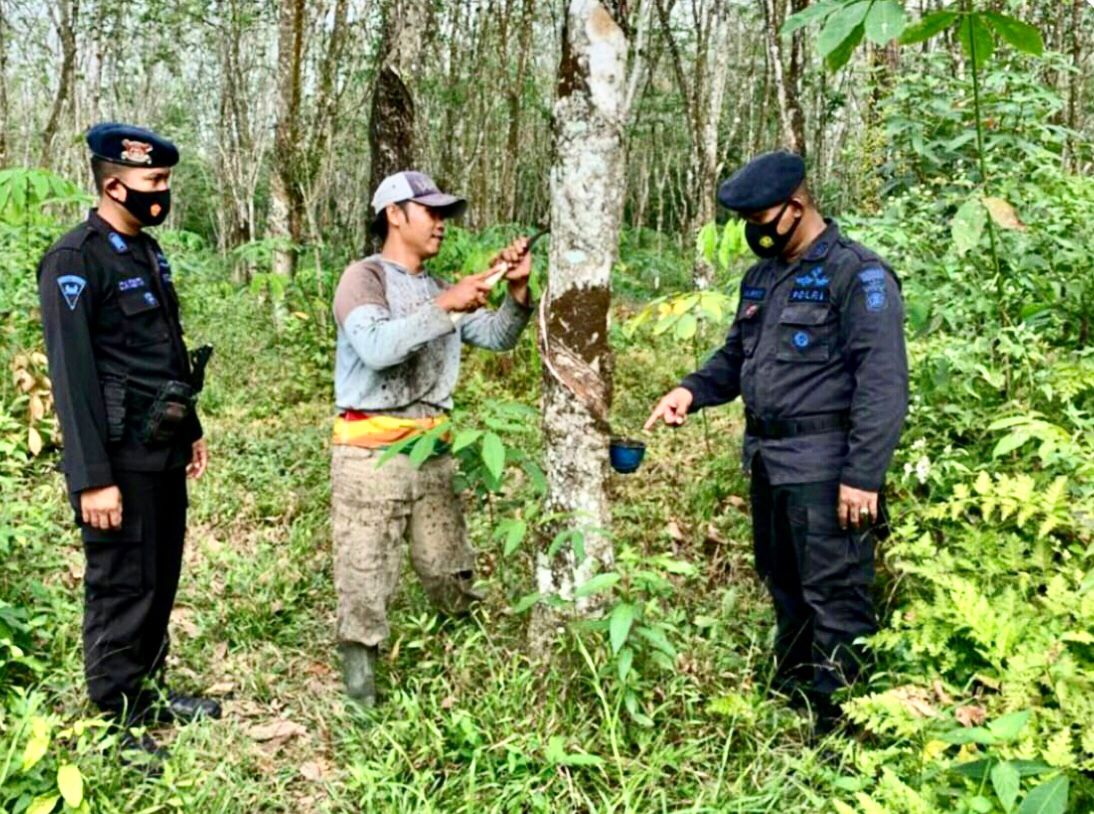 Patroli Dialogis, Personil Brimob Polda Sumsel Sambangi Petani Karet di OKU Timur