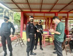 Sejumlah Personil Brimob Polda Sumsel Lakukan Pengamanan Dalam Pelaksanaan Ibadah Umat Tionghoa Cheng Beng