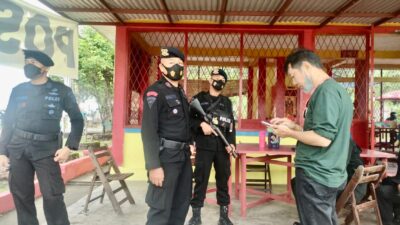 Sejumlah Personil Brimob Polda Sumsel Lakukan Pengamanan Dalam Pelaksanaan Ibadah Umat Tionghoa Cheng Beng