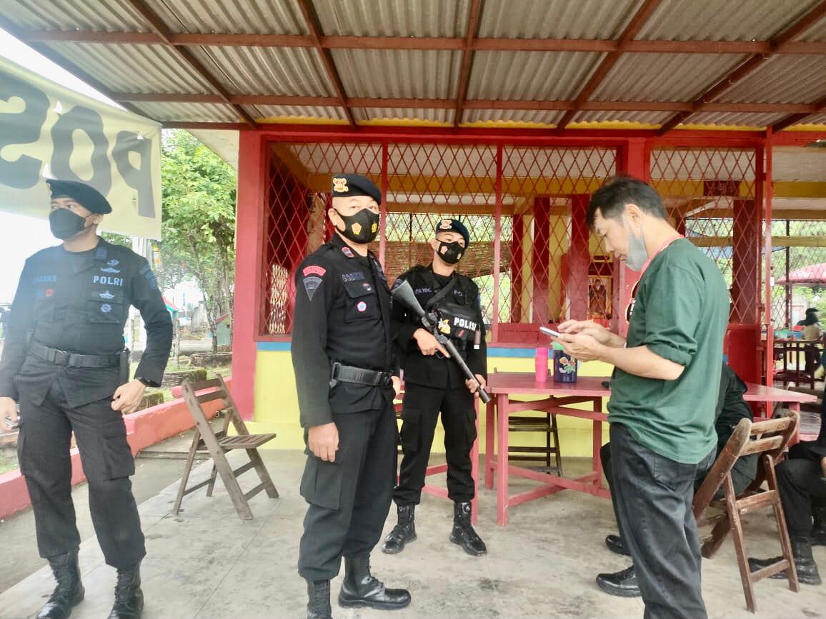 Sejumlah Personil Brimob Polda Sumsel Lakukan Pengamanan Dalam Pelaksanaan Ibadah Umat Tionghoa Cheng Beng