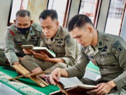 Tingkatkan Akhlak Dan  Budi Pekerti, Personil Brimob Polda Sumsel Isi Bulan Ramadhan Dengan Tadarus Al-Quran