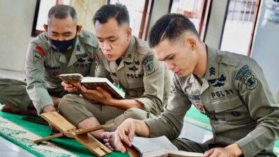 Tingkatkan Akhlak Dan  Budi Pekerti, Personil Brimob Polda Sumsel Isi Bulan Ramadhan Dengan Tadarus Al-Quran
