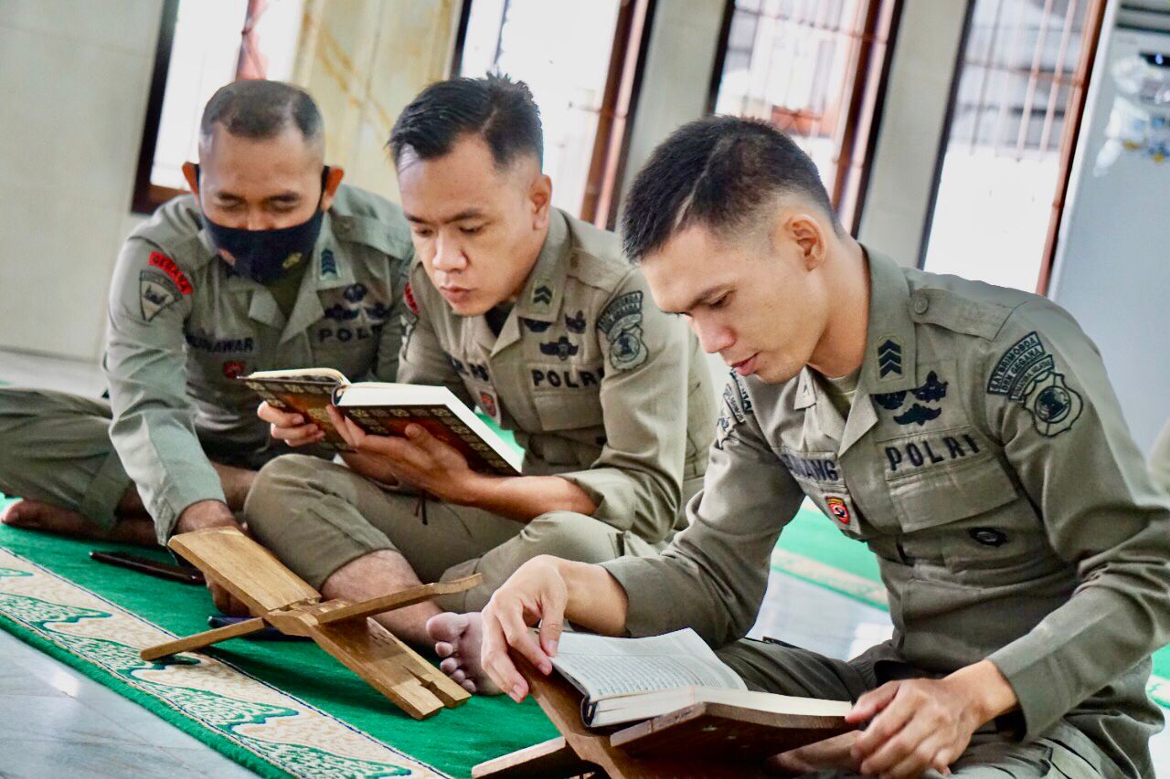 Tingkatkan Akhlak Dan  Budi Pekerti, Personil Brimob Polda Sumsel Isi Bulan Ramadhan Dengan Tadarus Al-Quran