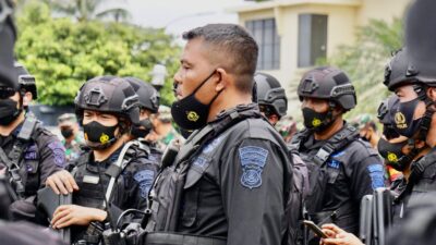 Sejumlah Personil Satbrimob Polda Sumsel Diterjunkan Lakukan Pengamanan Aksi Unjuk Rasa Aliansi BEM Se-Sumatera Selatan