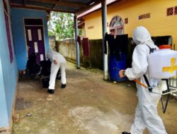 Antisipasi Covid-19, Sejumlah Fasilitas Publik Jadi Sasaran Penyemprotan Desinfektan Personil Brimob Polda Sumsel