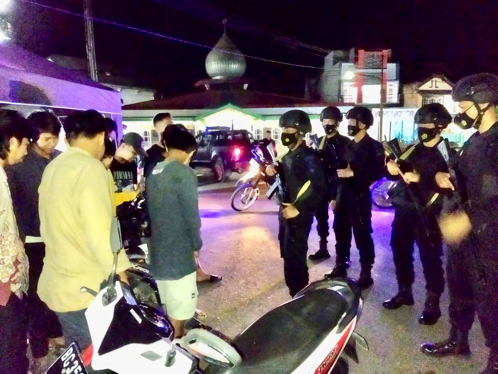 Brimob Polda Sumsel Gelar Patroli Malam Hari Untuk Jaga Keamanan dan Kondusifitas Wilayah