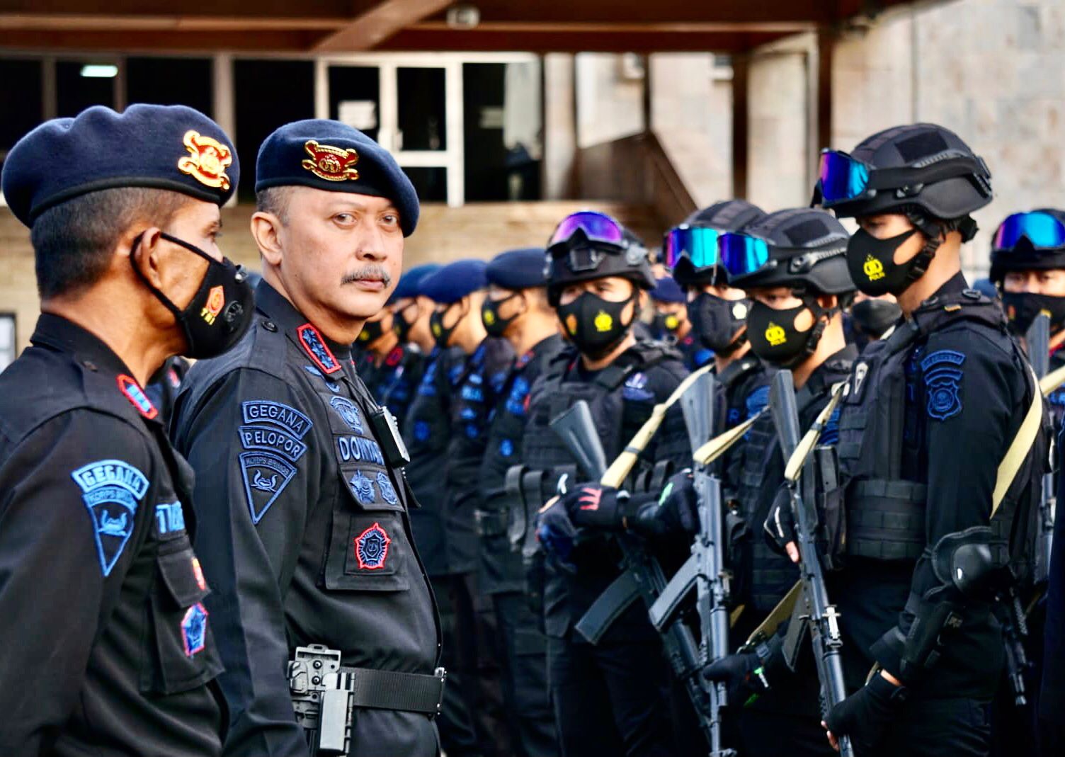 Dansat Brimob Terjun Langsung Siagakan Personel Pengamanan Aksi Unras Mahasiswa Di Gedung DPRD Sumsel