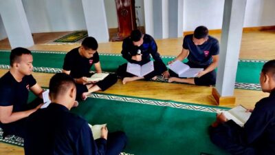 Tingkatkan Iman dan Takwa, Brimob Sumsel Isi Kegiatan Dengan Membaca Al-Quran