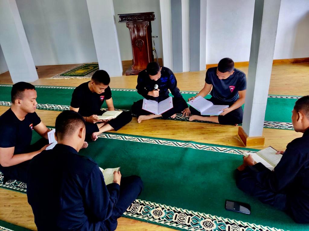 Tingkatkan Iman dan Takwa, Brimob Sumsel Isi Kegiatan Dengan Membaca Al-Quran