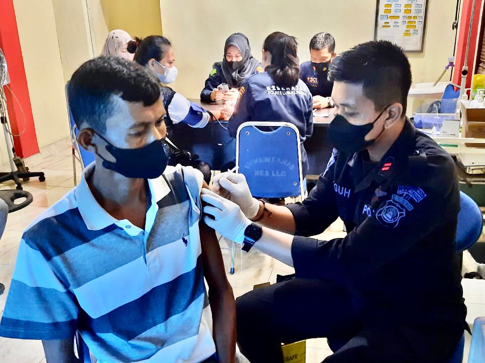 Pelaksanaan Vaksinasi di Polres Lubuk Linggau, Libatkan Personel Batalyon B Pelopor Satbrimob Polda Sumsel Sebagai Vaksinator