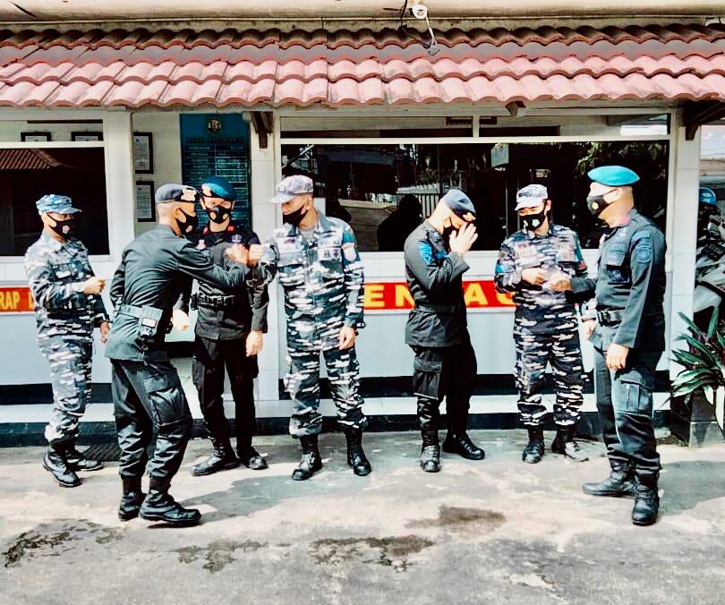 Tingkatkan Sinergitas Antara TNI – Polri, Personel Satbrimob Polda Sumsel Sambangi Lanal Palembang