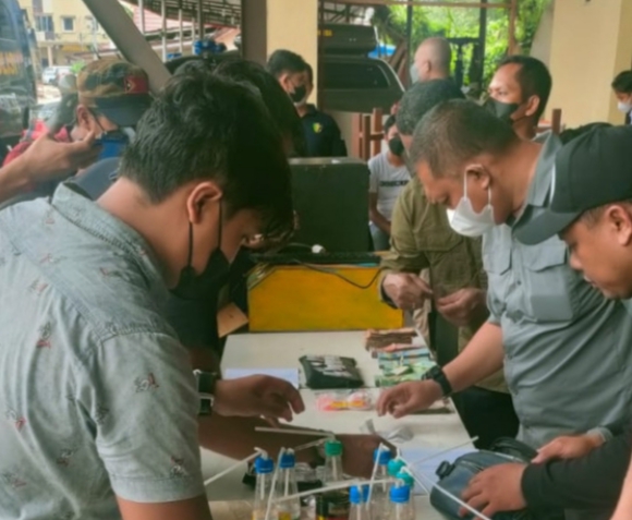 Polda Kalbar Gerebek Kampung Beting, 13 Orang Diamankan Polisi