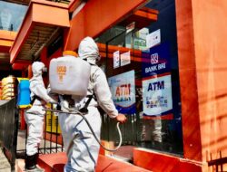 Antisipasi Penyebaran Covid 19, Brimob Sumsel Lakukan Penyemprotan Disinfektan Di Berbagai Fasilitas Publik
