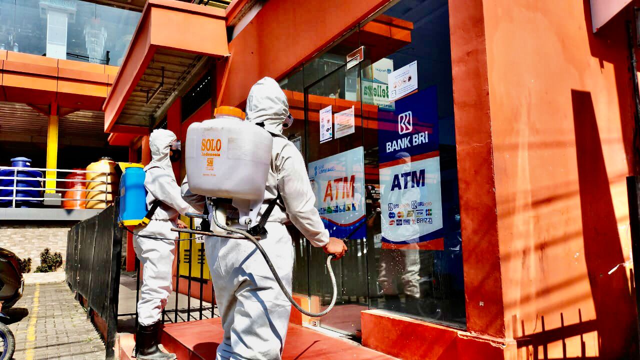 Antisipasi Penyebaran Covid 19, Brimob Sumsel Lakukan Penyemprotan Disinfektan Di Berbagai Fasilitas Publik