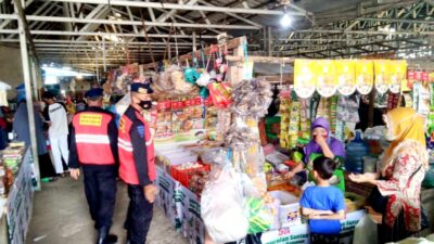 Sosialisasikan Instruksi Mendagri No.17 Tahun 2021, Personil Brimob Polda Sumsel Datangj Pasar Tradisional