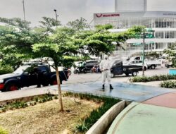 Antisipasi Merebaknya Wabah Covid-19 di Kota Palembang, Brimob Sumsel Lakukan Penyemprotan Disinfektan  Di Sejumlah Fasilitas Publik