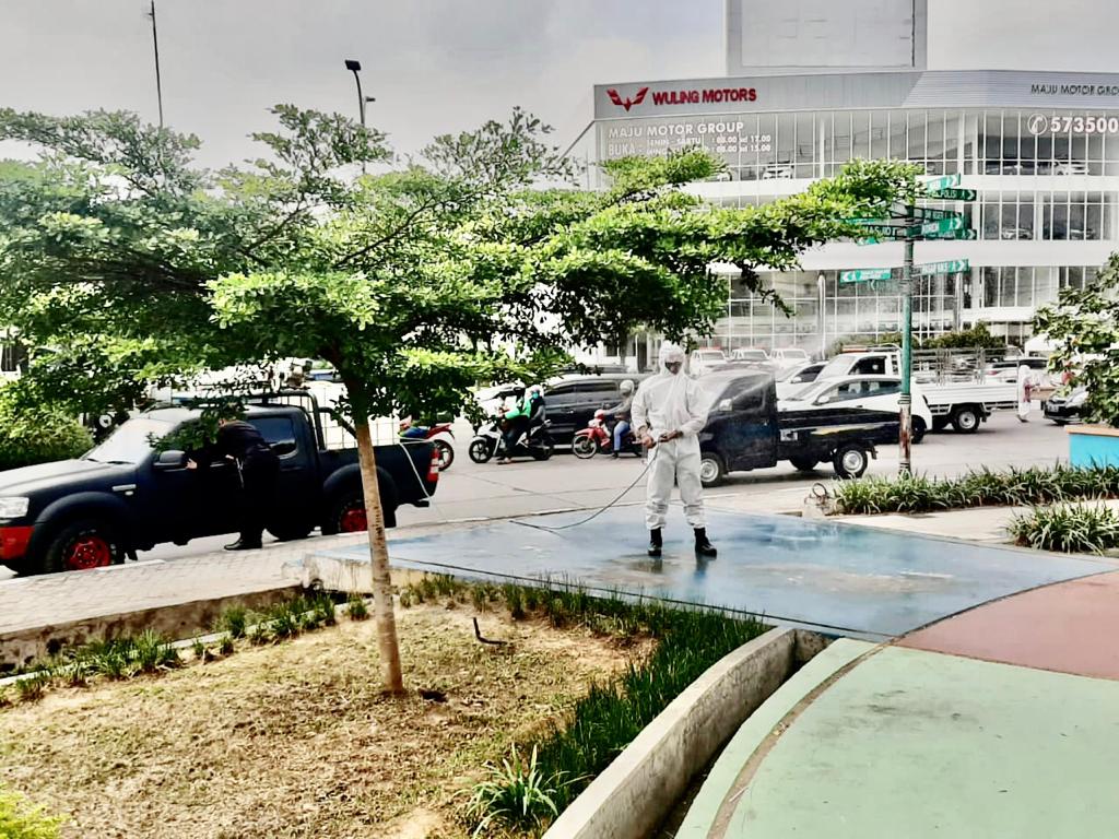 Antisipasi Merebaknya Wabah Covid-19 di Kota Palembang, Brimob Sumsel Lakukan Penyemprotan Disinfektan  Di Sejumlah Fasilitas Publik