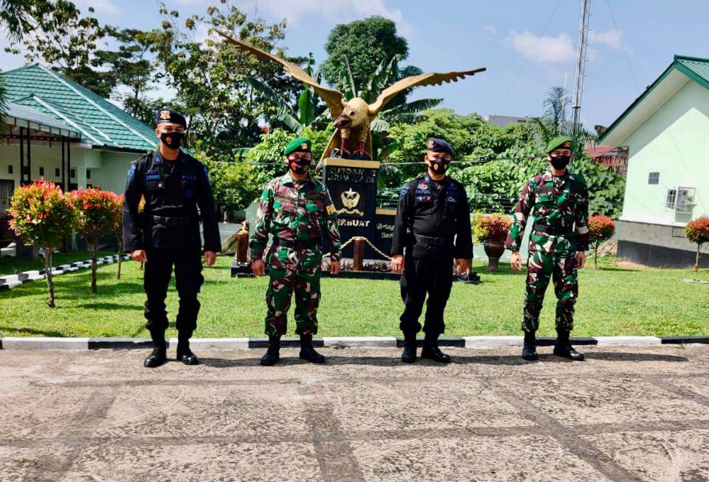 Tingkatkan Sinergitas TNI – Polri, Personel Satbrimob Polda Sumsel Lakukan Kunjungan Ke Hubdam II/Sriwijaya