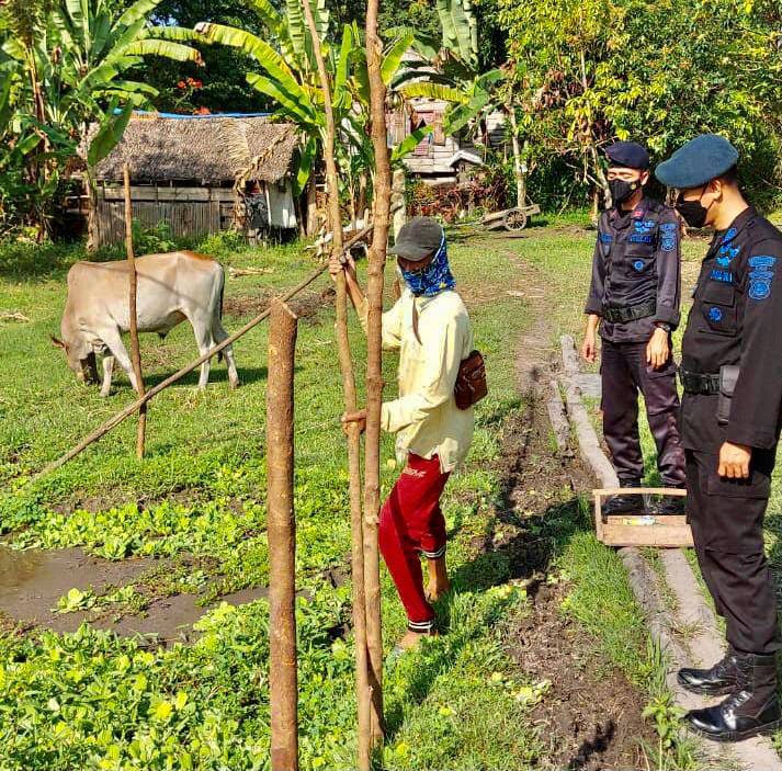 Pratoli Dialogis Untuk Tingkatkan Ketahanan Pangan, Personel Brimob Polda Sumsel Sambangi Petani Dan Peternak Di Ogan Ilir