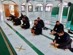 Rutinitas Personil Brimob Sumsel Untuk Pertebal Keimanan di Bulan Ramadhan Dengan Tadarus Al-Quran