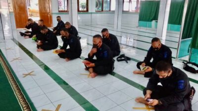 Rutinitas Personil Brimob Sumsel Untuk Pertebal Keimanan di Bulan Ramadhan Dengan Tadarus Al-Quran